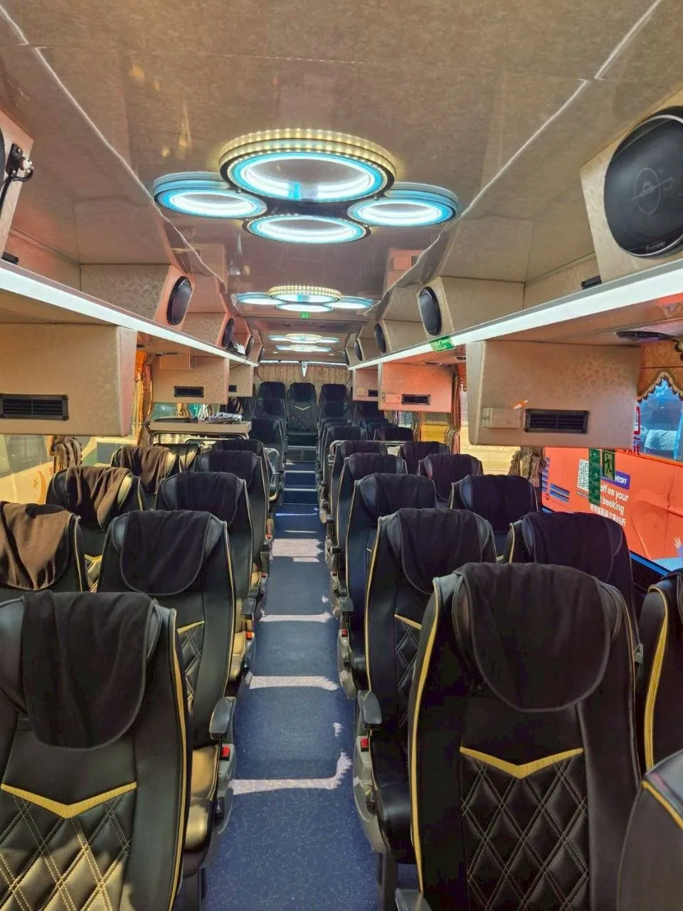 浮雲輕鬆遊 42 人座大巴(雲陞遊覽車)